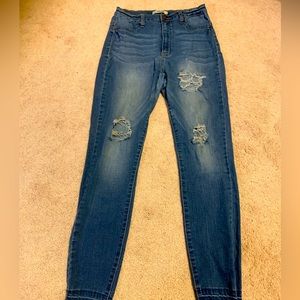 Women size 6 super cute jeans. Good condition.
